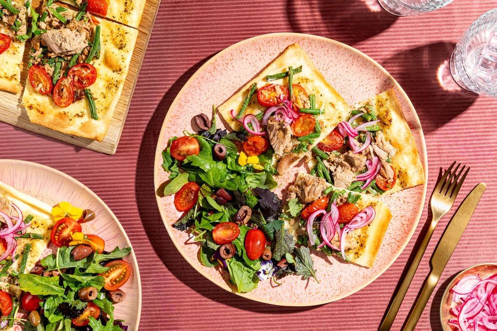 Thunfisch-Flammkuchen niçoise mit grünen Bohnen und Blüten-Salat