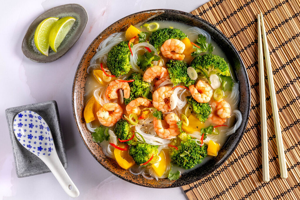 Asiatische Garnelen-Miso-Suppe mit Glasnudeln und Gemüse