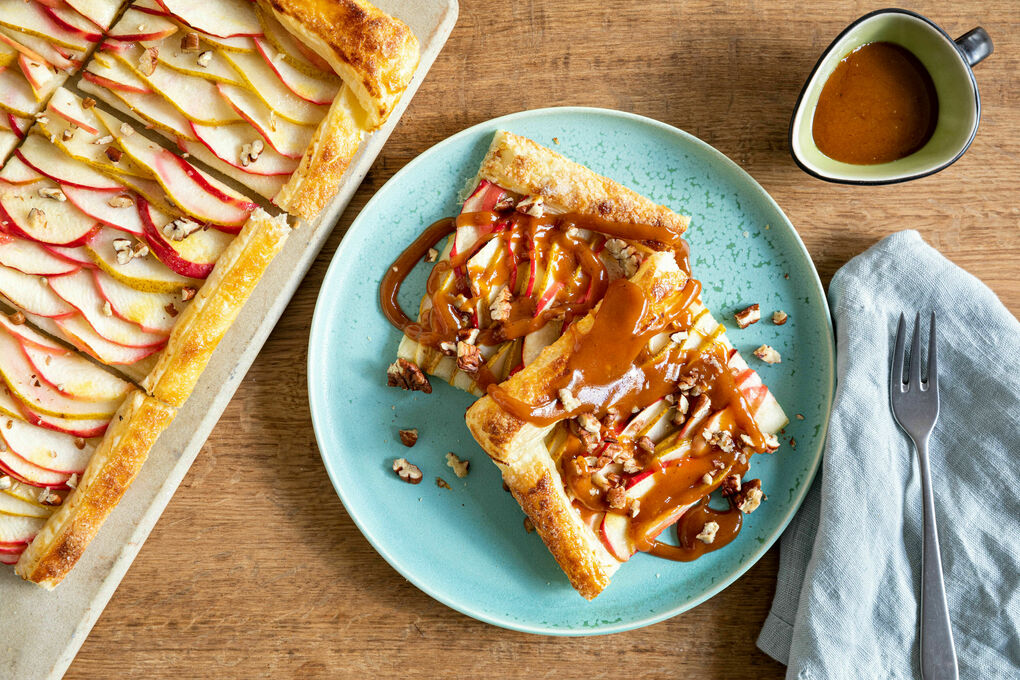 Apfel-Birnen-Galette mit Rosmarin-Karamellsauce und Pekannüssen