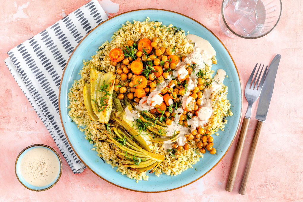 Würziges Röstgemüse auf Kräuterbulgur mit zitroniger Tahini-Sauce