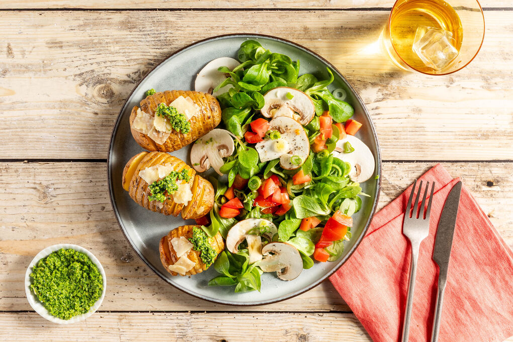 Knusprige Fächerkartoffeln mit Mandelpesto und Feldsalat