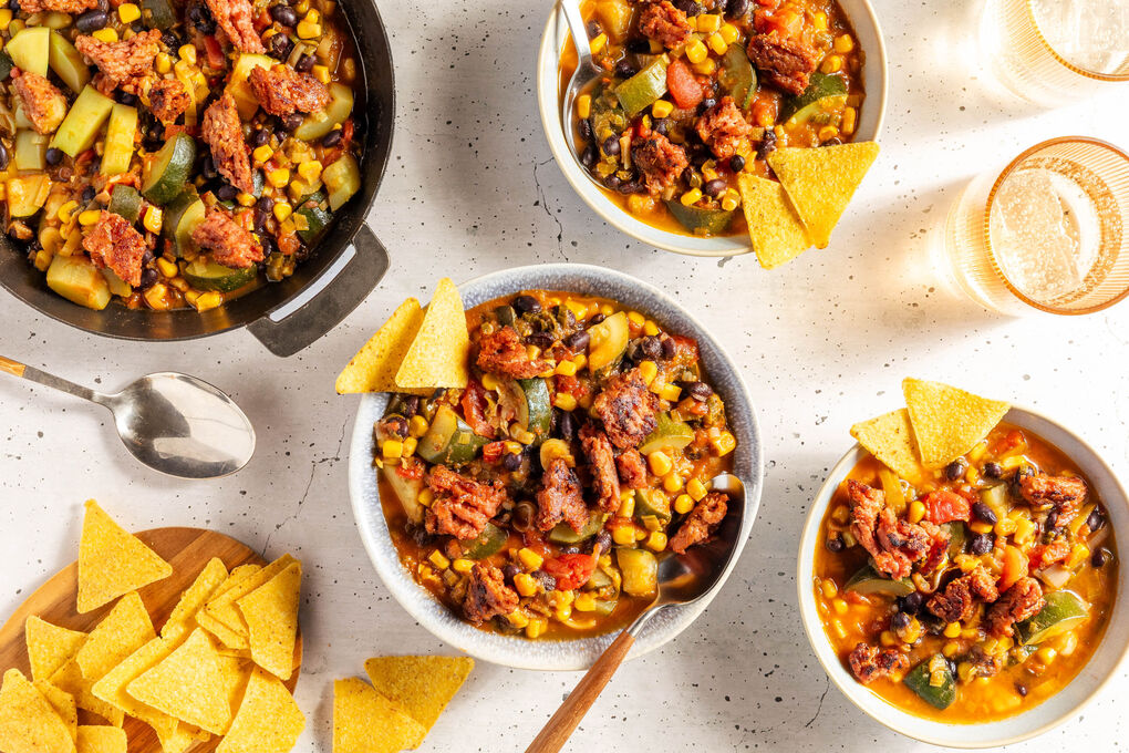 Veganes Chili sin Carne mit Zucchini und Lauch, dazu Tortillachips