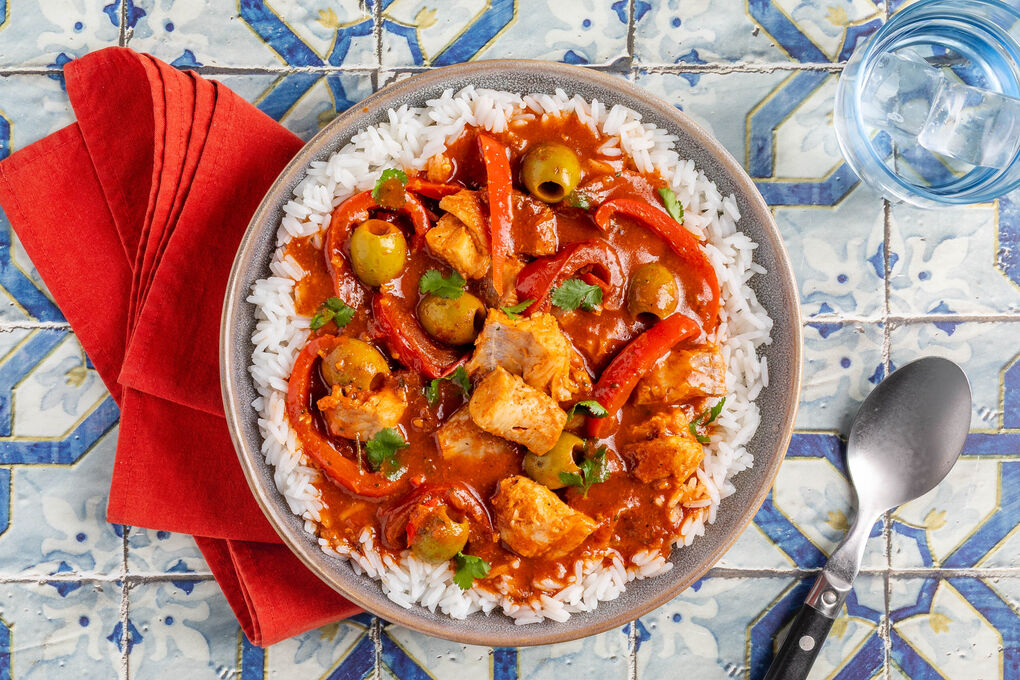 Paprika-Tomaten-Eintopf mit Alaska-Seelachs dazu Jasminreis und frischer Koriander