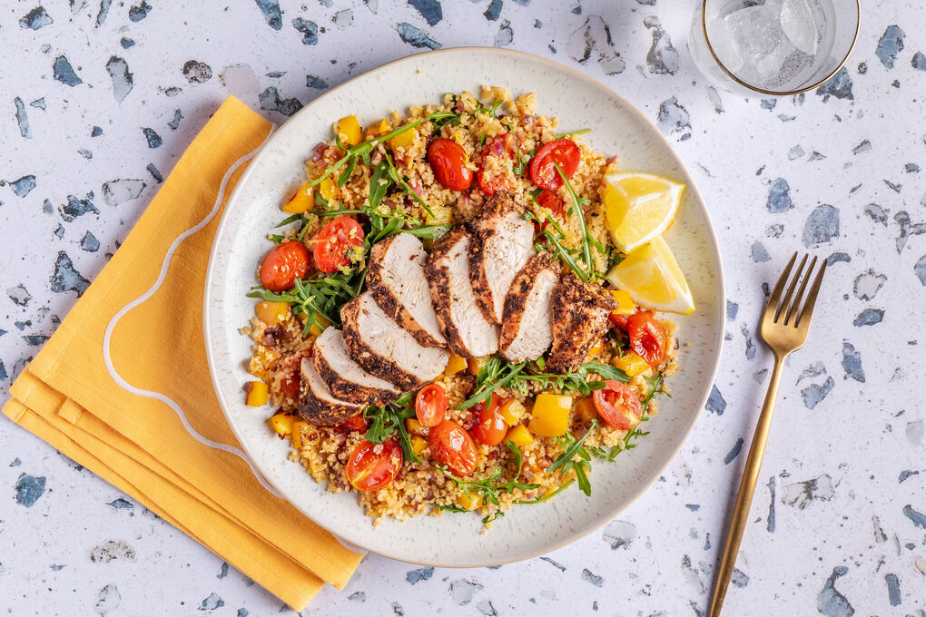 Extraviel Hähnchen mit Kirschtomaten auf zitronigem Paprika-Rucola-Bulgur