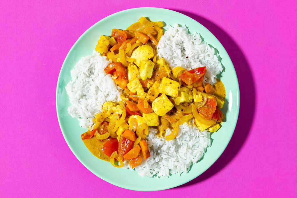 Grillkäse-Madras-Curry serviert mit fluffigem Basmatireis