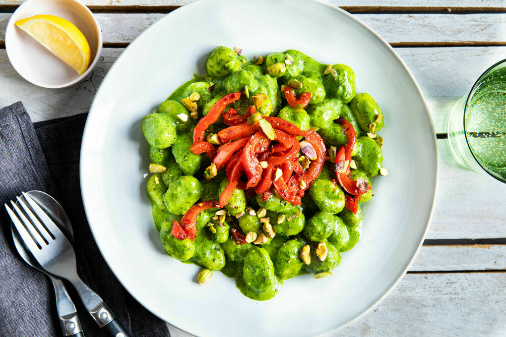 Gnocchi in Basilikum-Spinat-Pesto dazu pikante Paprika und Pistazien