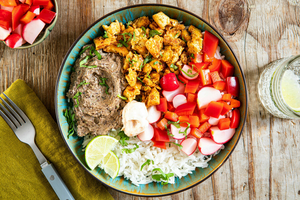 Reisschüssel mit knusprigem Tofu mit Bohnenhummus und eingelegtem Gemüse