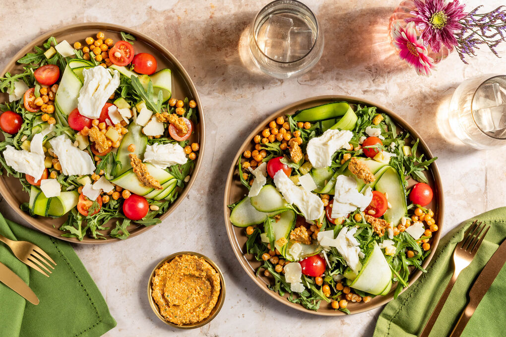 Italienischer Mozzarella-Salat mit Kichererbsen und rotem Pestodressing