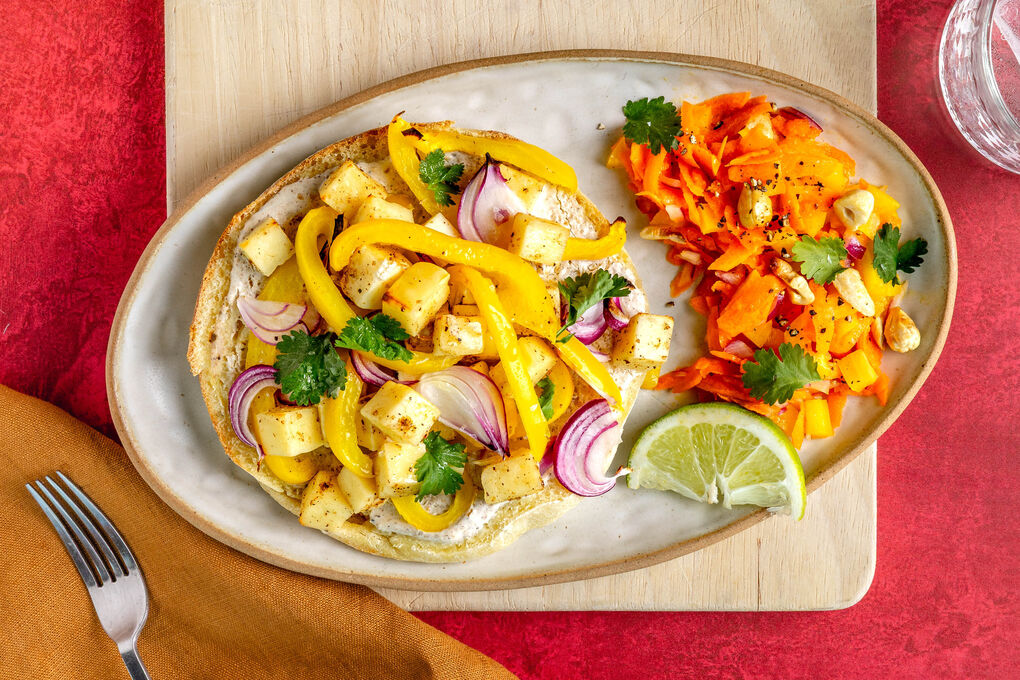 Indische Bazlama-Pizza mit Paneer dazu Karotten-Cashew-Salat