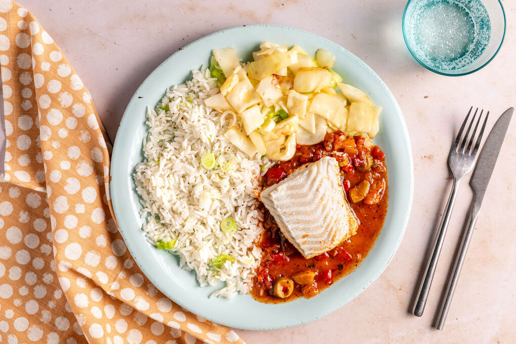 Seehechtfilet in Auberginen-Oliven-Sauce mit Weißkohl und Lauchzwiebelreis