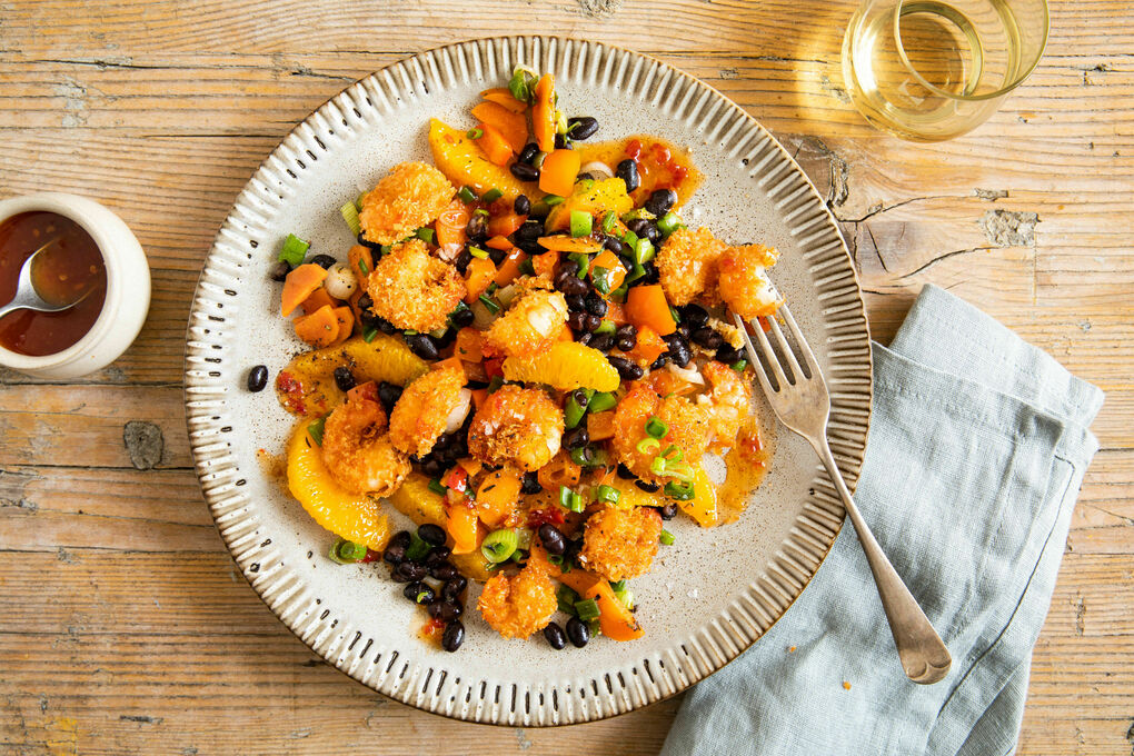 Frittierte Kokos-Garnelen mit Schwarze-Bohnen-Orangen-Salat