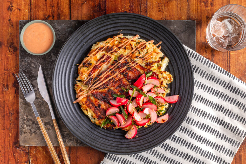 Bacon-Okonomiyaki mit Lauchzwiebeln und Sesam dazu eingelegte Radieschen