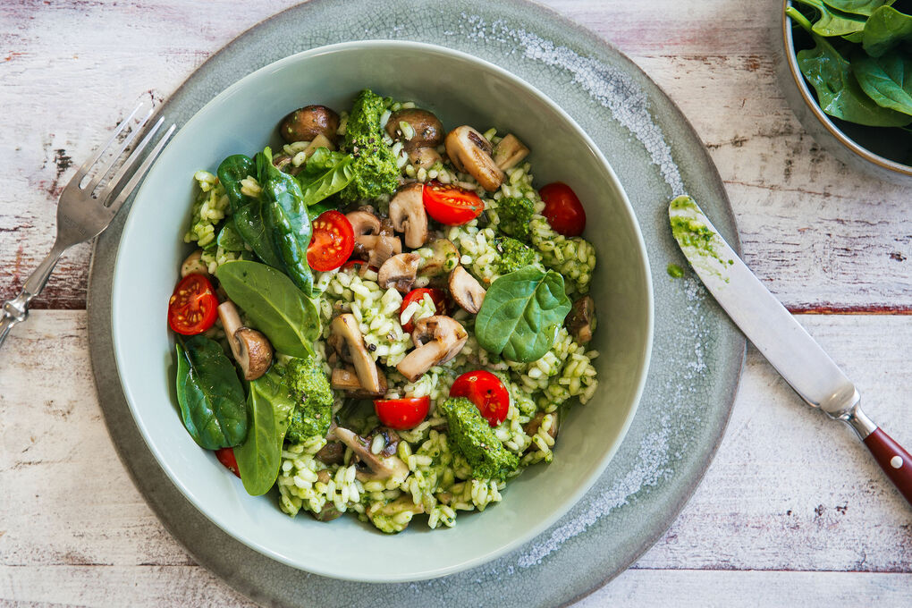 Pilzrisotto mit Spinatpesto und frischen Kirschtomaten
