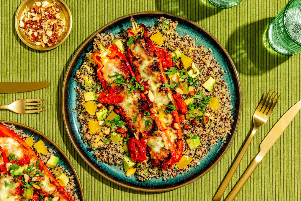 Gefüllte Spitzpaprika mit Pulled Chicken und Mozzarella auf fruchtigem Quinoasalat