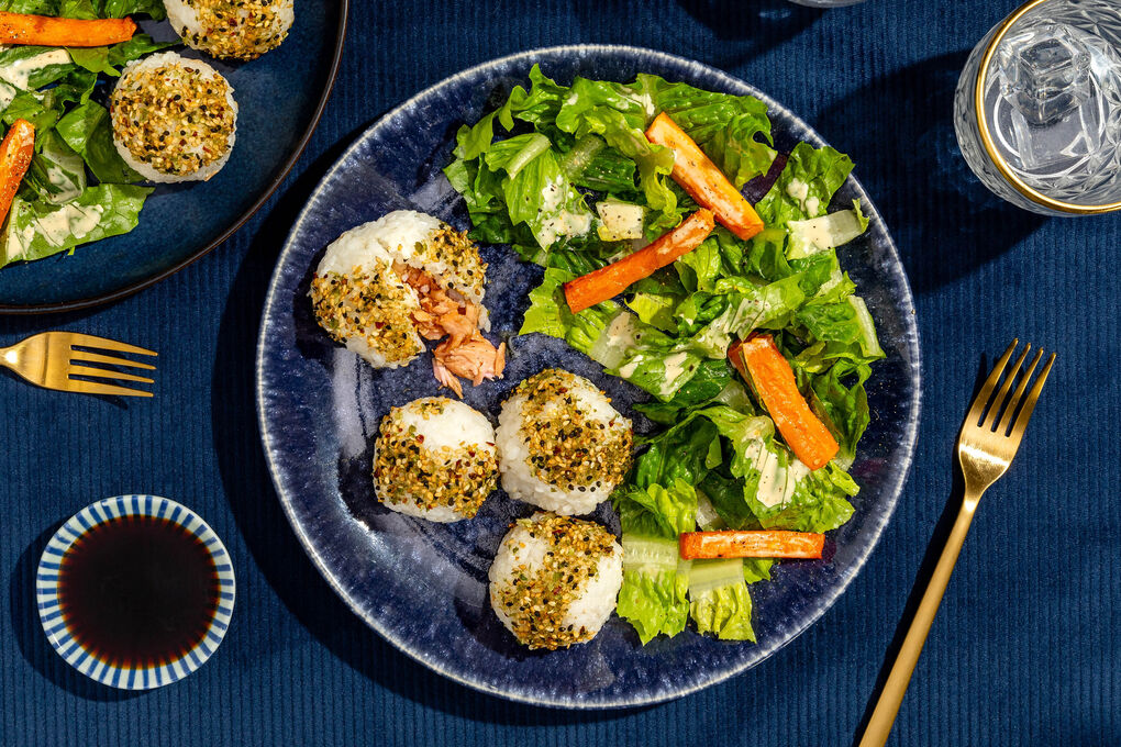 Onigiri-Reisbällchen mit Lachs dazu Salat mit Ofenkarotten und Sesamöl
