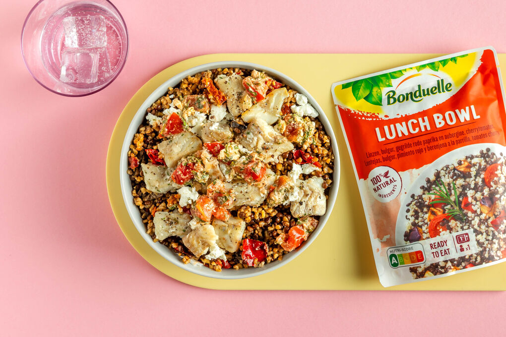 Alaska-Seelachs mit Feta auf Bulgur-Linsen-Gemüse