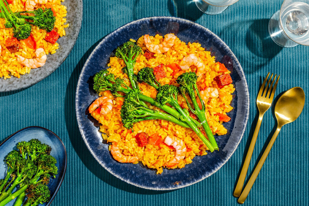 Garnelen-Chorizo-Paella mit Safran serviert mit gerösteten Brokkolini