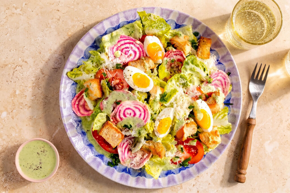 De-luxe-Salat mit Chioggia-Bete und Ei und cremigem Green-Goddess-Dressing