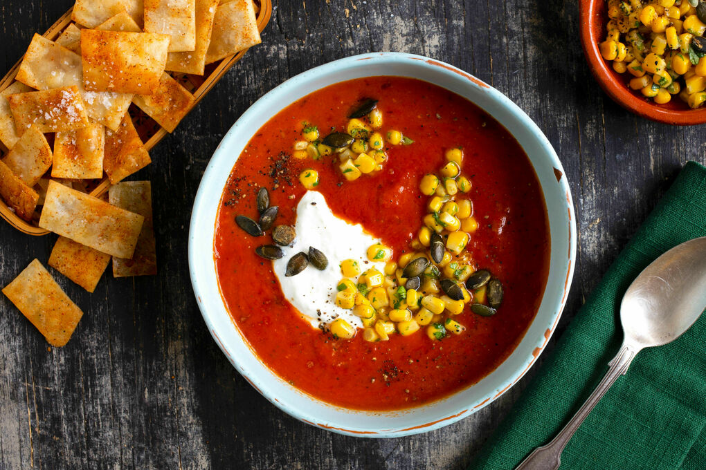 Mexikanische Paprikasuppe mit Tortillachips und Mais