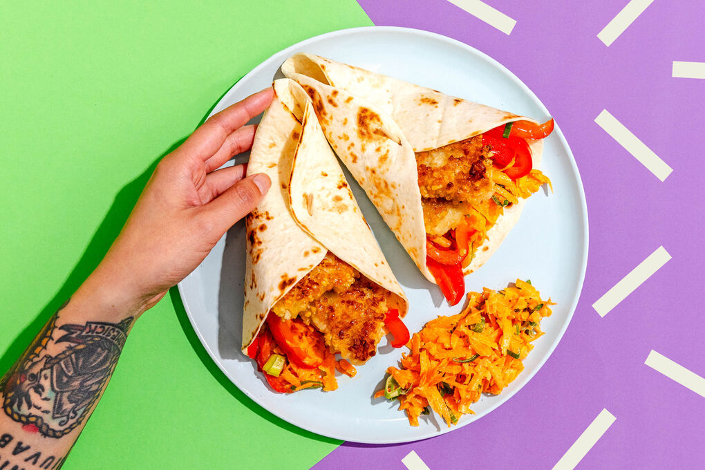 Fischnugget-Wraps mit Sweet-Chili-Paprika dazu frischer Karottensalat