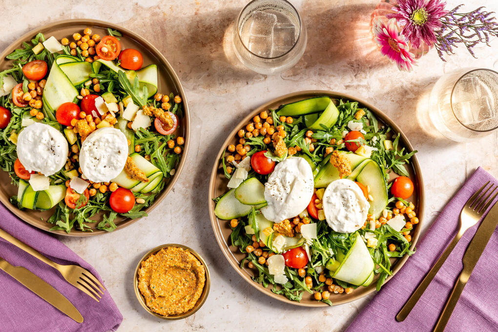 Burrata auf italienischem Salat mit Kichererbsen und rotem Pestodressing