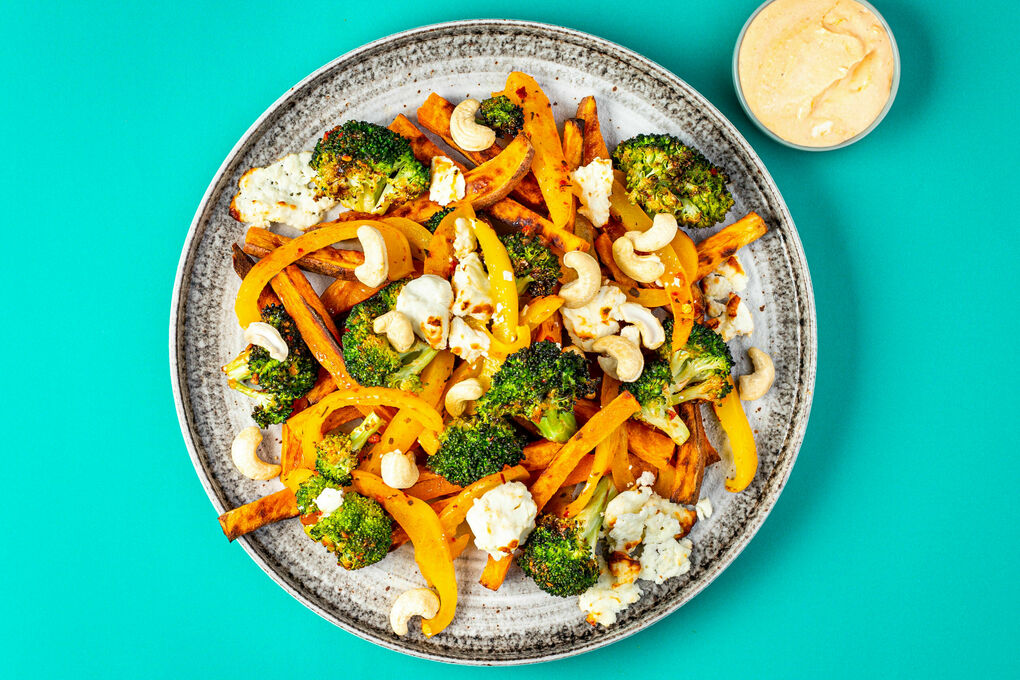 Kunterbuntes Ofengemüse mit Feta dazu cremiger Dip und Cashewkerne