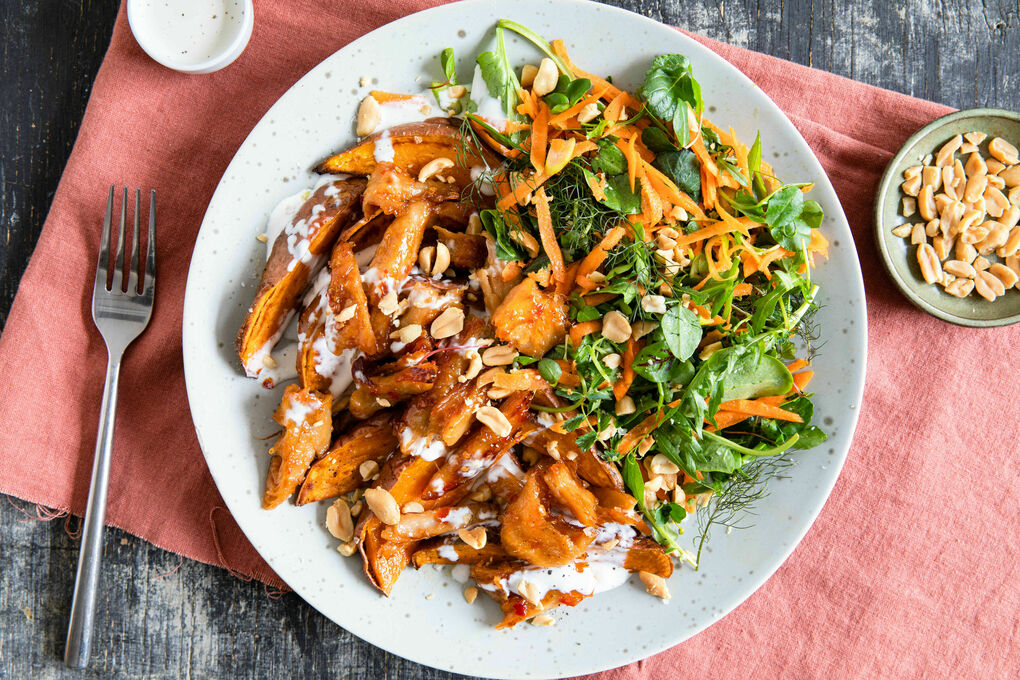 Veganes „Hähnchen“ mit Süßkartoffeln mit Karottensalat und Erdnüssen