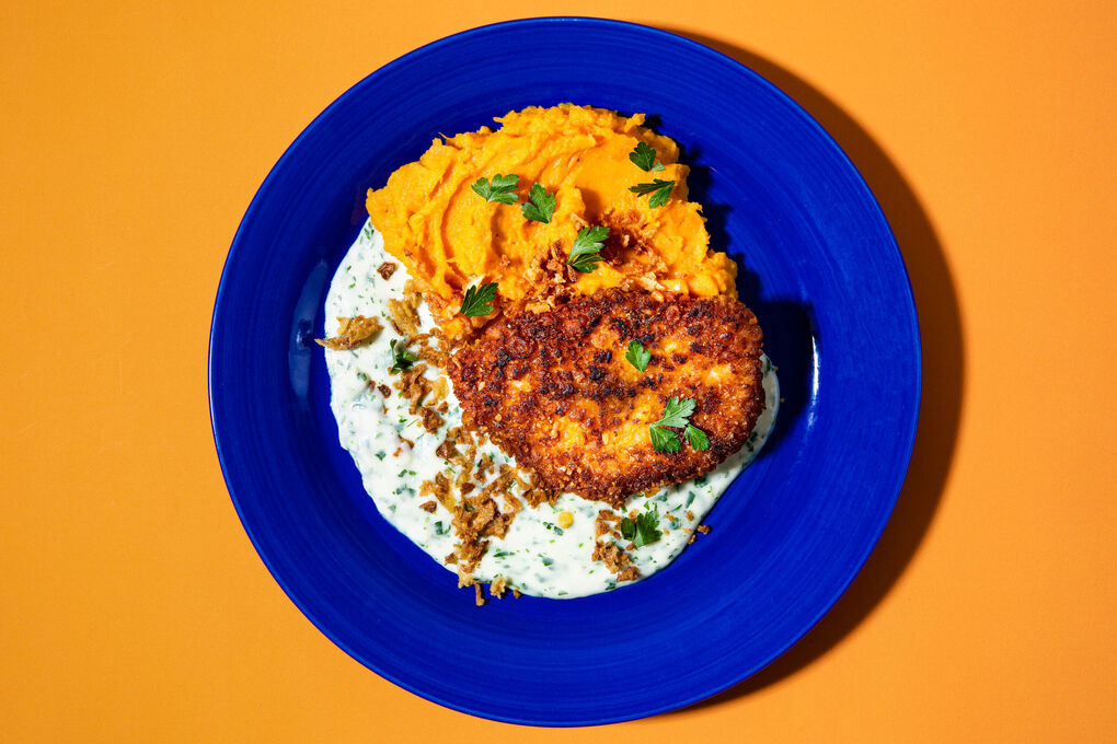 Veggie-Schnitzel mit Petersiliensauce auf Süßkartoffel-Karotten-Püree