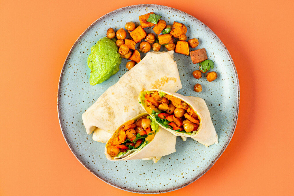 Süßkartoffel-Burritos mit Guacamole begleitet von Kichererbsen und Koriander