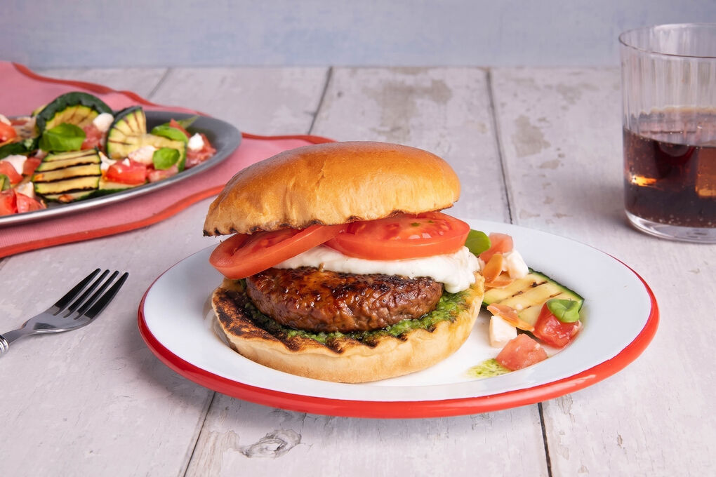 Burger à la Caprese mit veganem Patty und Zucchinisalat