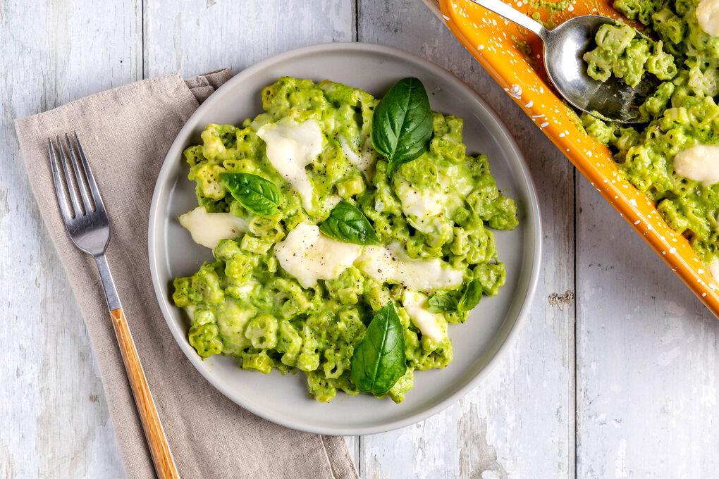 „Bauernhof“-Pasta „Mac ’n’ Cheese“-Style mit Brokkoli-Pesto und Basilikum