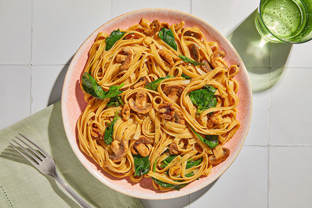 Cremige Tagliatelle mit Pilzen und Walnuss vegan mit feinem Babyspinat