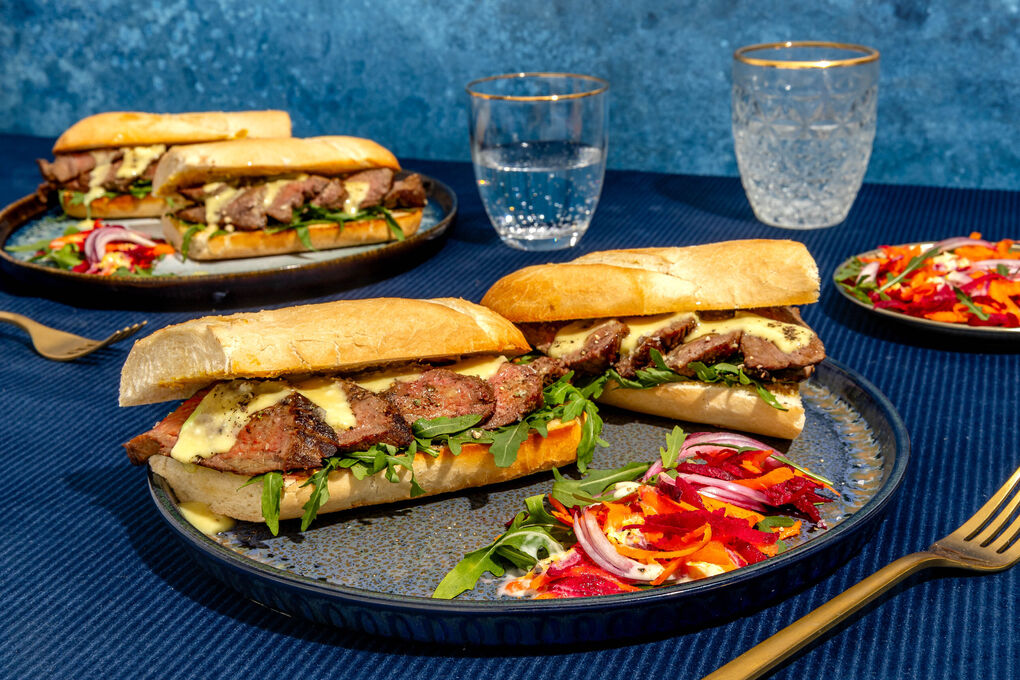 American Steak Sandwich mit Bio-Rind mit Rucola, Käsesauce und Chioggia-Bete-Salat