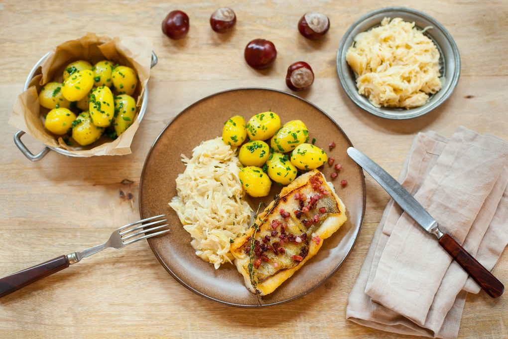 Zanderfilet mit Speckwürfeln und Rahmsauerkraut mit Kartoffeln