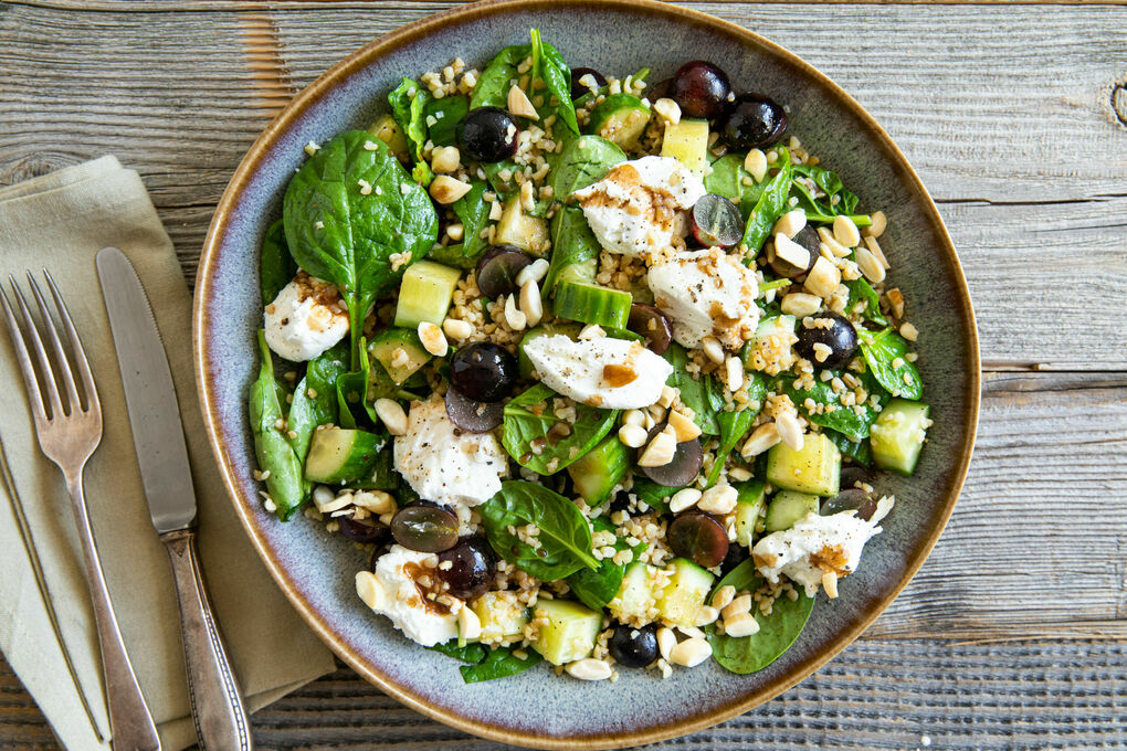 Bulgur-Trauben-Salat mit Ziegenkäse und gerösteten Mandelblättchen