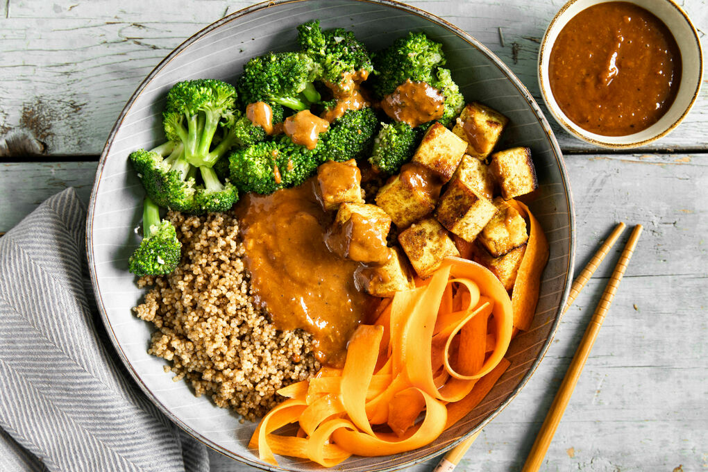 Tofu-Quinoa-Bowl mit Brokkoli und eingelegter Karotte