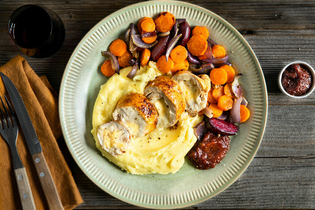 Hähnchen mit Camembertfüllung dazu Ofengemüse, Püree und Cranberrydip