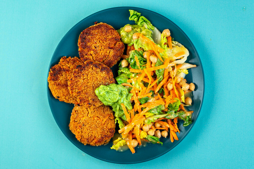 Couscous-Karotten-Puffer mit Guacamole dazu Salat mit Kichererbsen