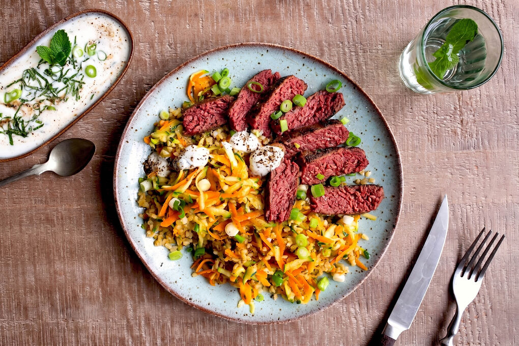 Veggie-Steak zart gegart auf Bulgur mit Gemüse und frischem Joghurt-Minze-Dip