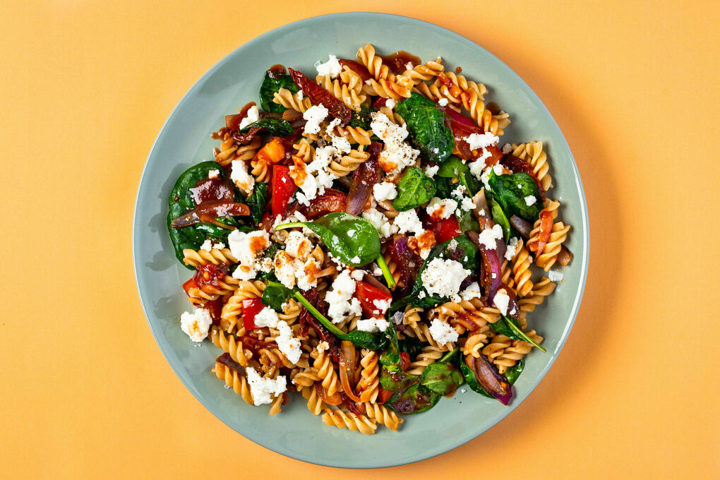 Feine Tomaten-Spinat-Fusilli mit roten Zwiebeln und cremigem Fetakäse