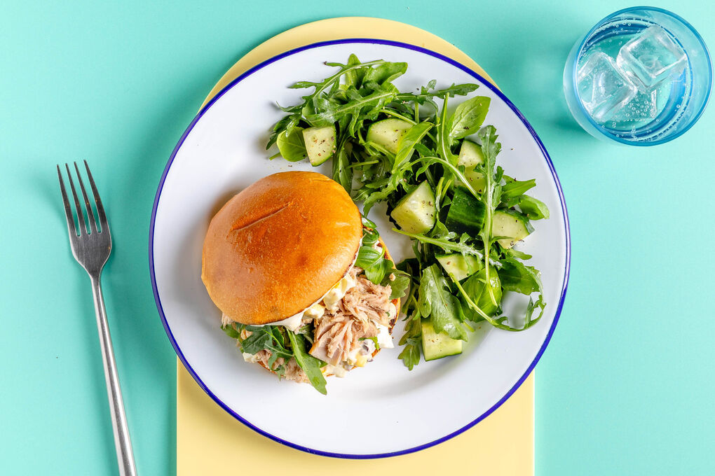 Thunfischsandwich mit Oliven-Ei-Creme dazu frischer Rucola-Gurken-Salat