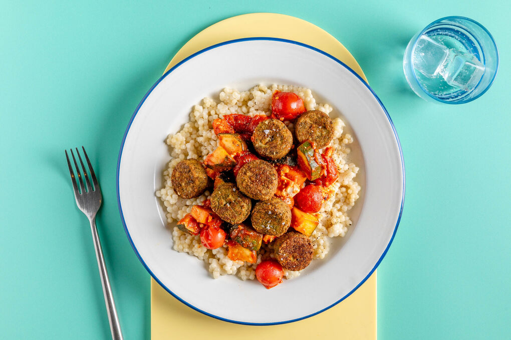 Falafeln mit Zucchini und Tomaten auf Perlencouscous mit Harissa-Feta-Sauce