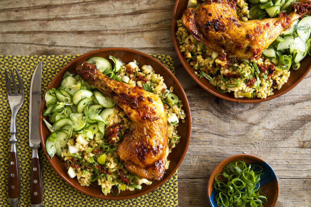 Pikante Hähnchenkeule mit Rosinen dazu Birnen-Bulgur und Gurkensalat