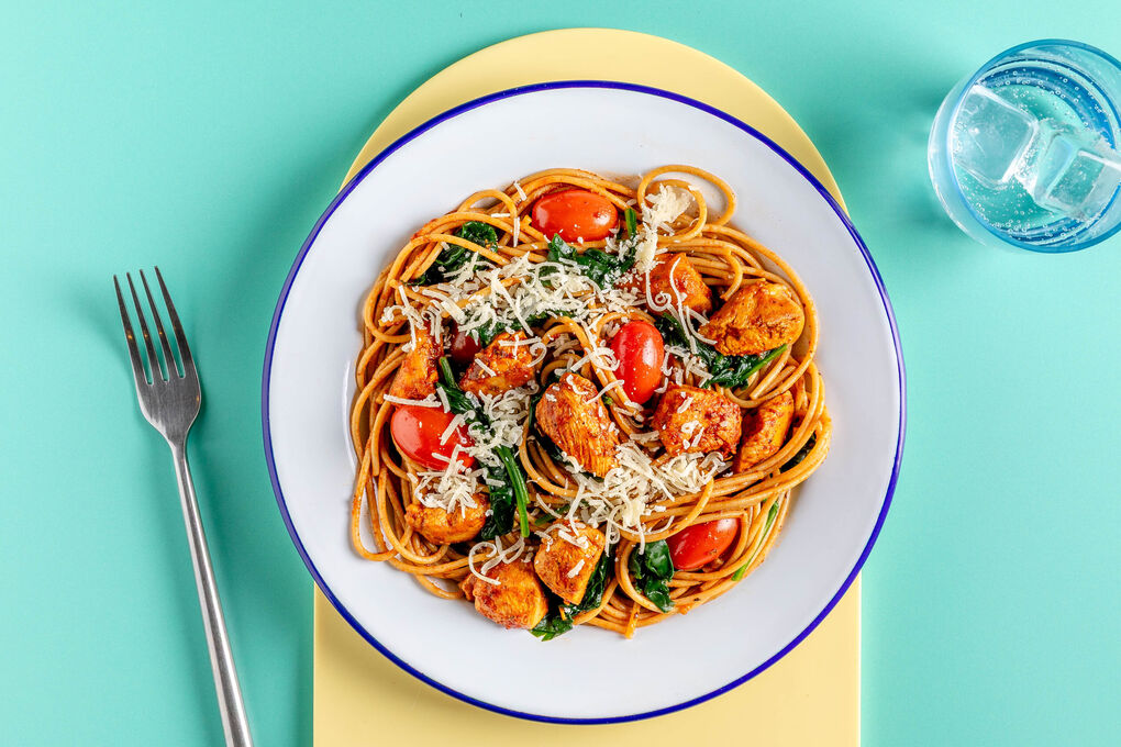 Schnelle Hähnchen-Vollkornpasta mit Kirschtomaten, Spinat und Käse