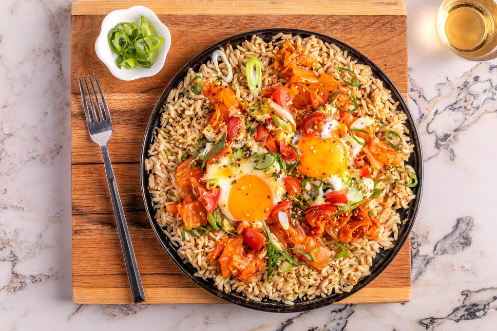 Spiegeleier mit Kimchi auf lockerem Vollkornreis