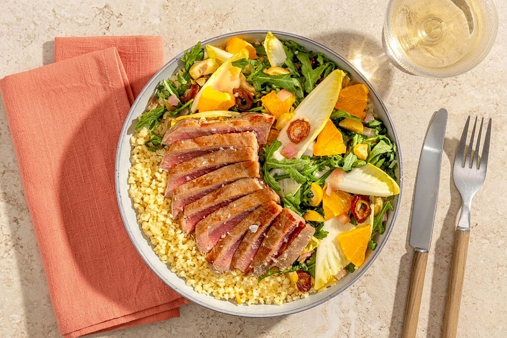 Sizilianisches Thunfischsteak an Bulgur und Orangen-Chicorée-Salat