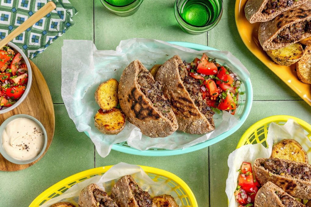Pitataschen mit Rinderhack und Tahini dazu Ofenkartoffeln und pikanter Tomatensalat