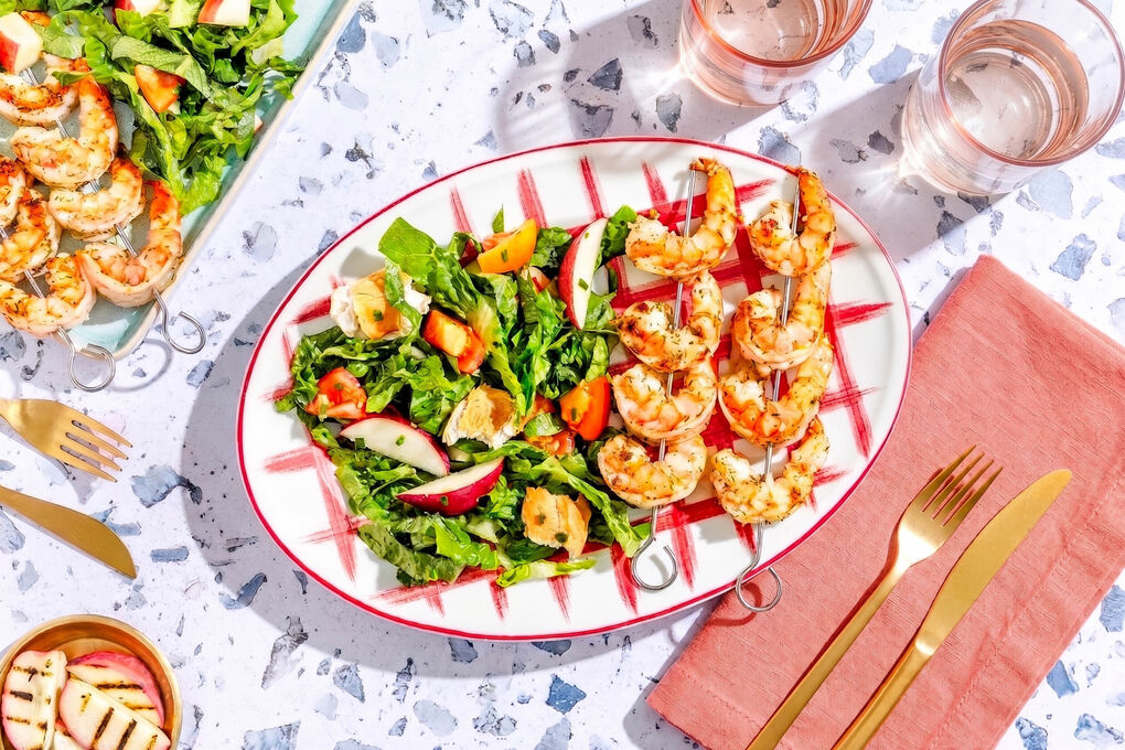 Saftige Garnelenspieße auf Panzanella mit Nektarine