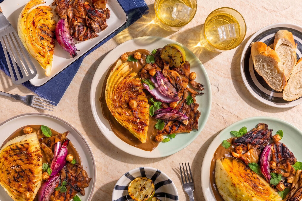 Weißkohl und Austernpilze vom Grill mit veganer Miso-Knoblauch-Sauce und Nüssen