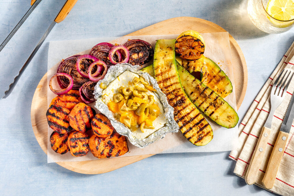 Feta-Orangen-Päckchen vom Grill dazu gemischtes Gemüse